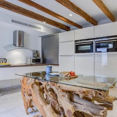 Number 11 * Pollença